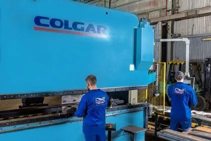 Гибка листа на листогибочном прессе COLGAR